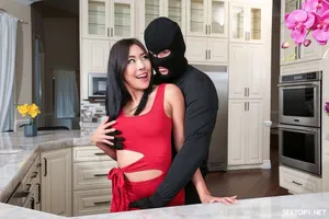 Lỡ nhìn thấy cặp vú căng hồng của cô bạn thân