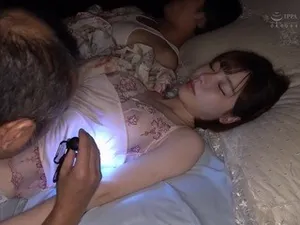 Một nữ thần nổi tiếng trên mạng, đi tất đen, có đôi chân đẹp và giày cao gót, một chiếc máy rung màu đen lớn đang rung chuyển âm hộ của cô ấy, và cô ấy không thể chịu đựng được điều đó...